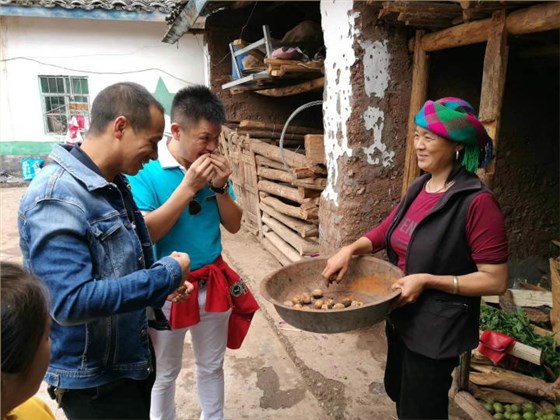 大涼山熱情樸實的學生家長